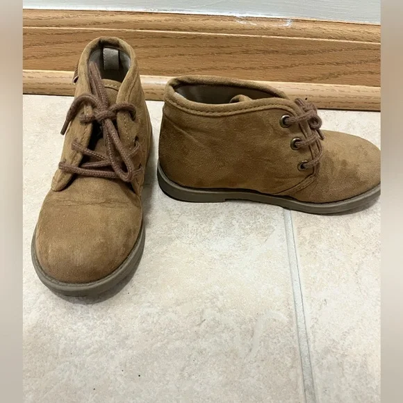 Old Navy Sueded Desert Boots For Toddler - Picture 3 of 10